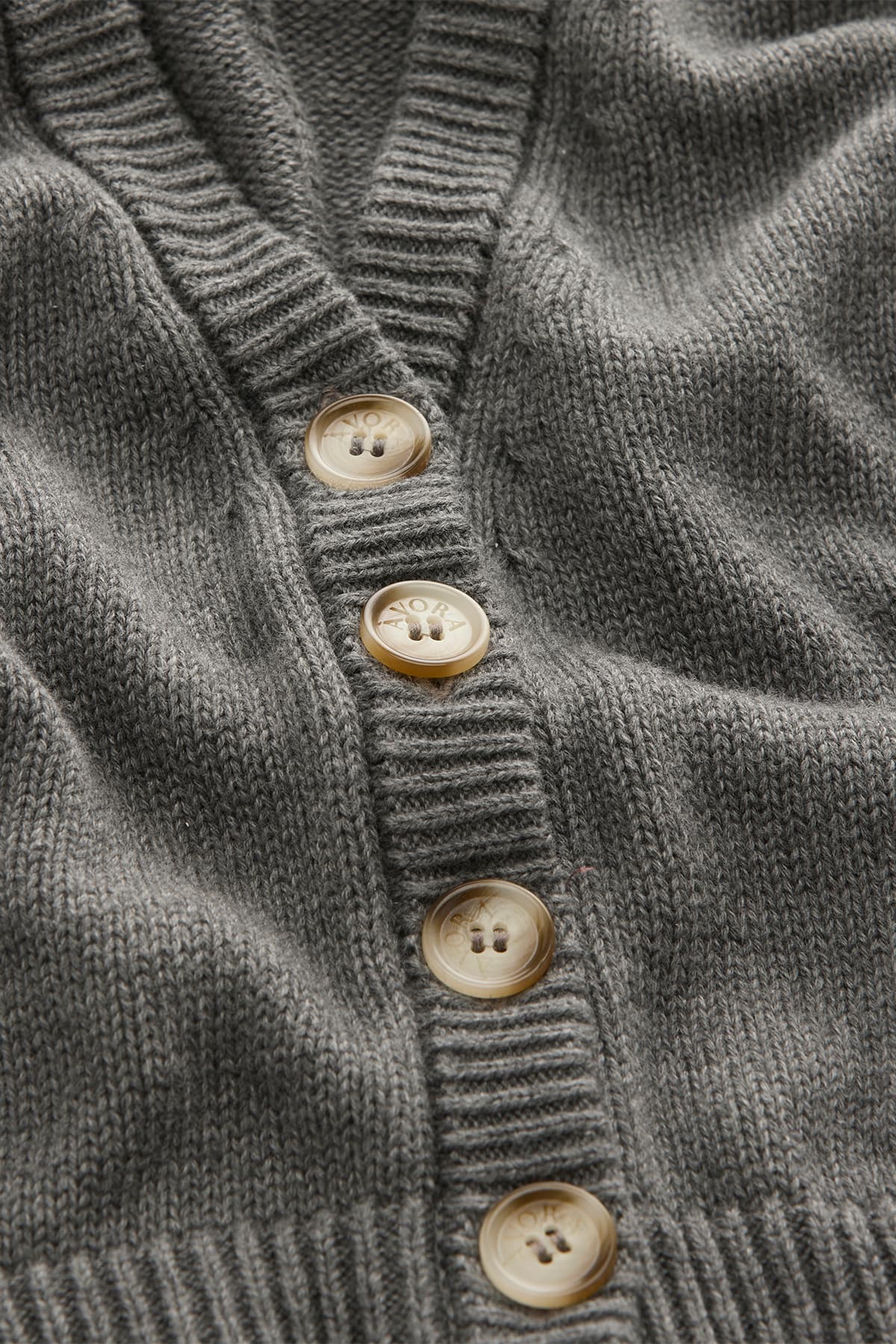 https://a.storyblok.com/f/199965/1200x1800/0042012c17/cashmere_blend_cardigan_grey_detail1.jpg