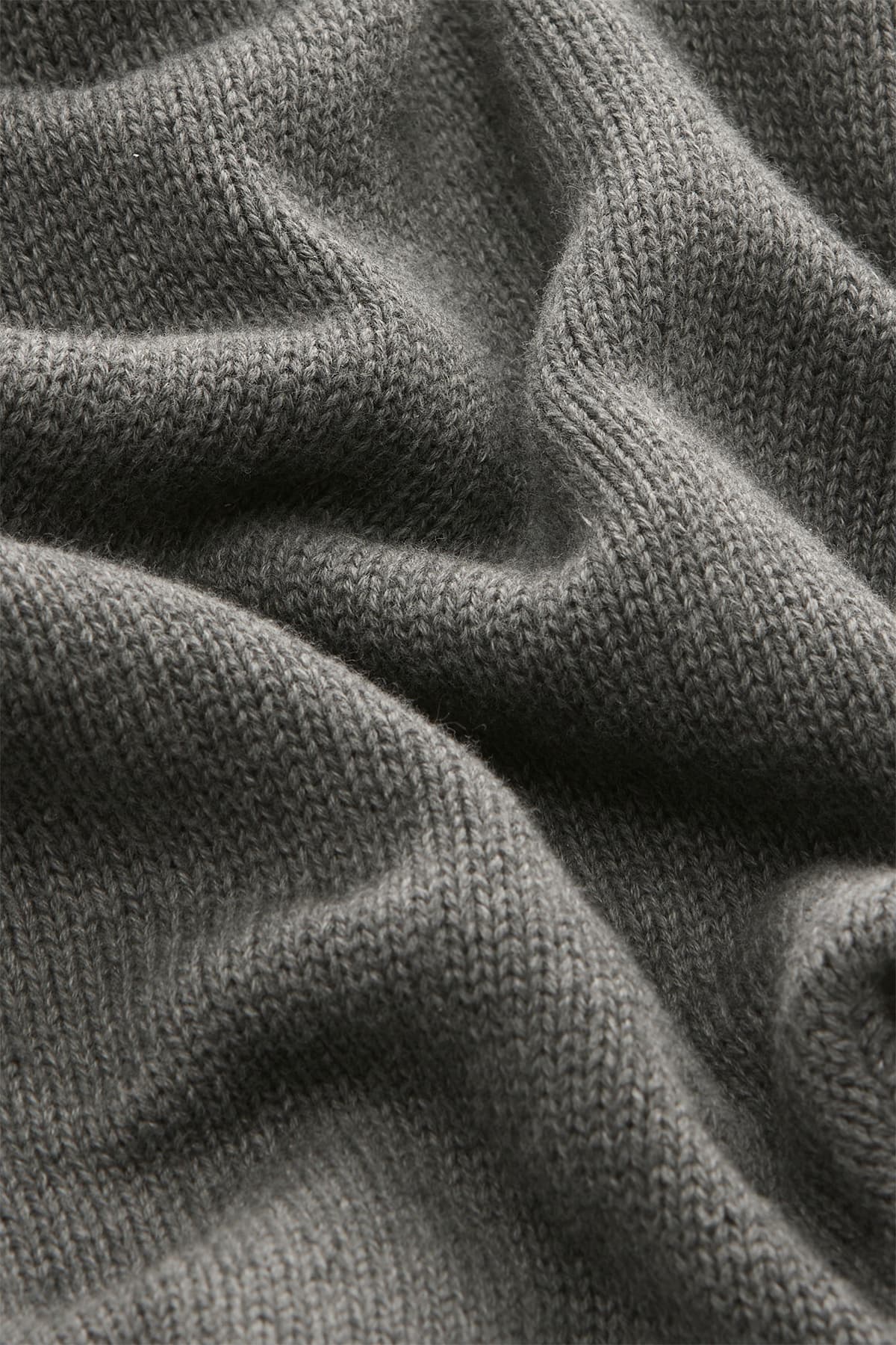 https://a.storyblok.com/f/199965/1200x1800/a621405c01/cashmere_blend_cardigan_grey_detail2.jpg