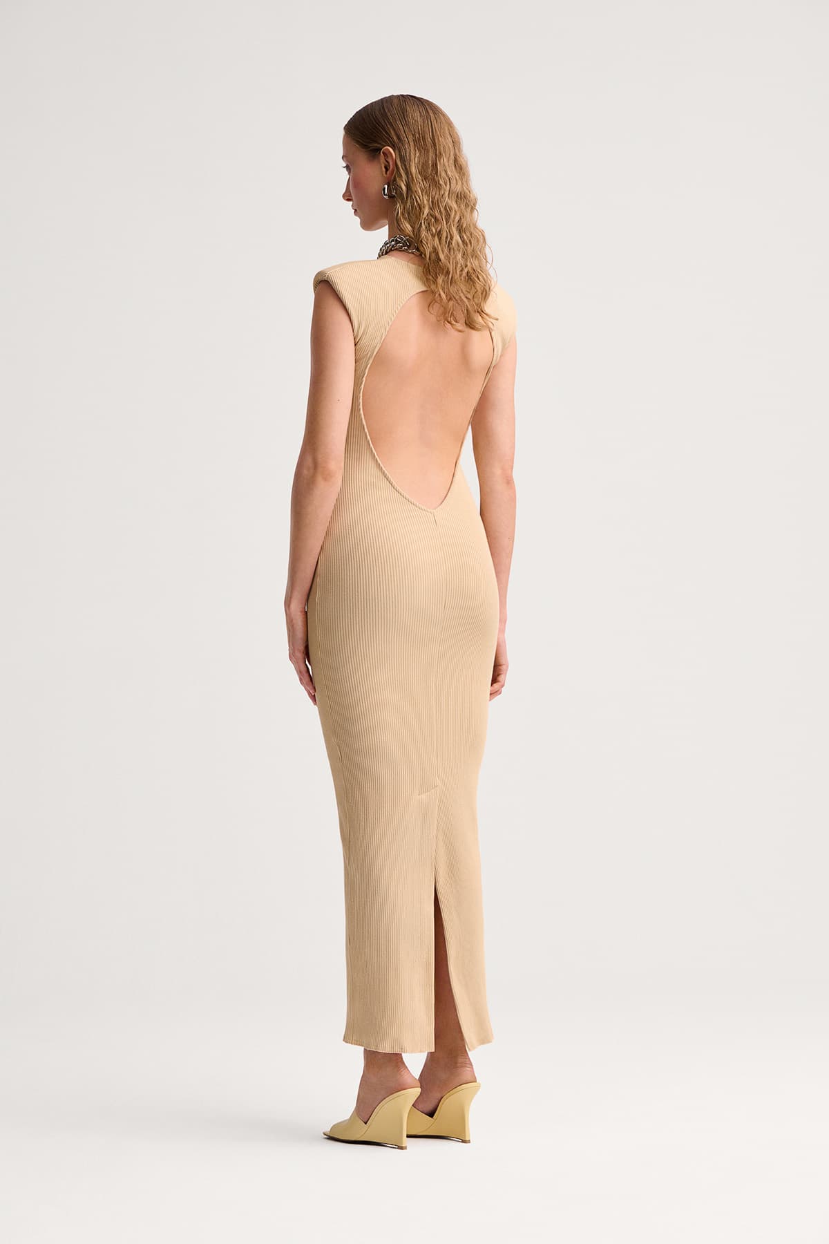 https://a.storyblok.com/f/199965/1200x1800/bfeb059027/allora-dress-sand.jpg