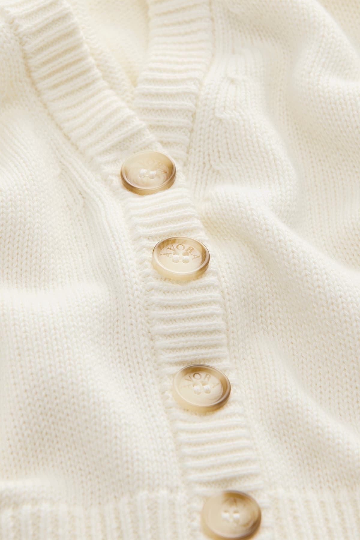 https://a.storyblok.com/f/199965/1200x1800/ceb0ef4b0f/cashmere_blend_cardigan_white_detail1.jpg