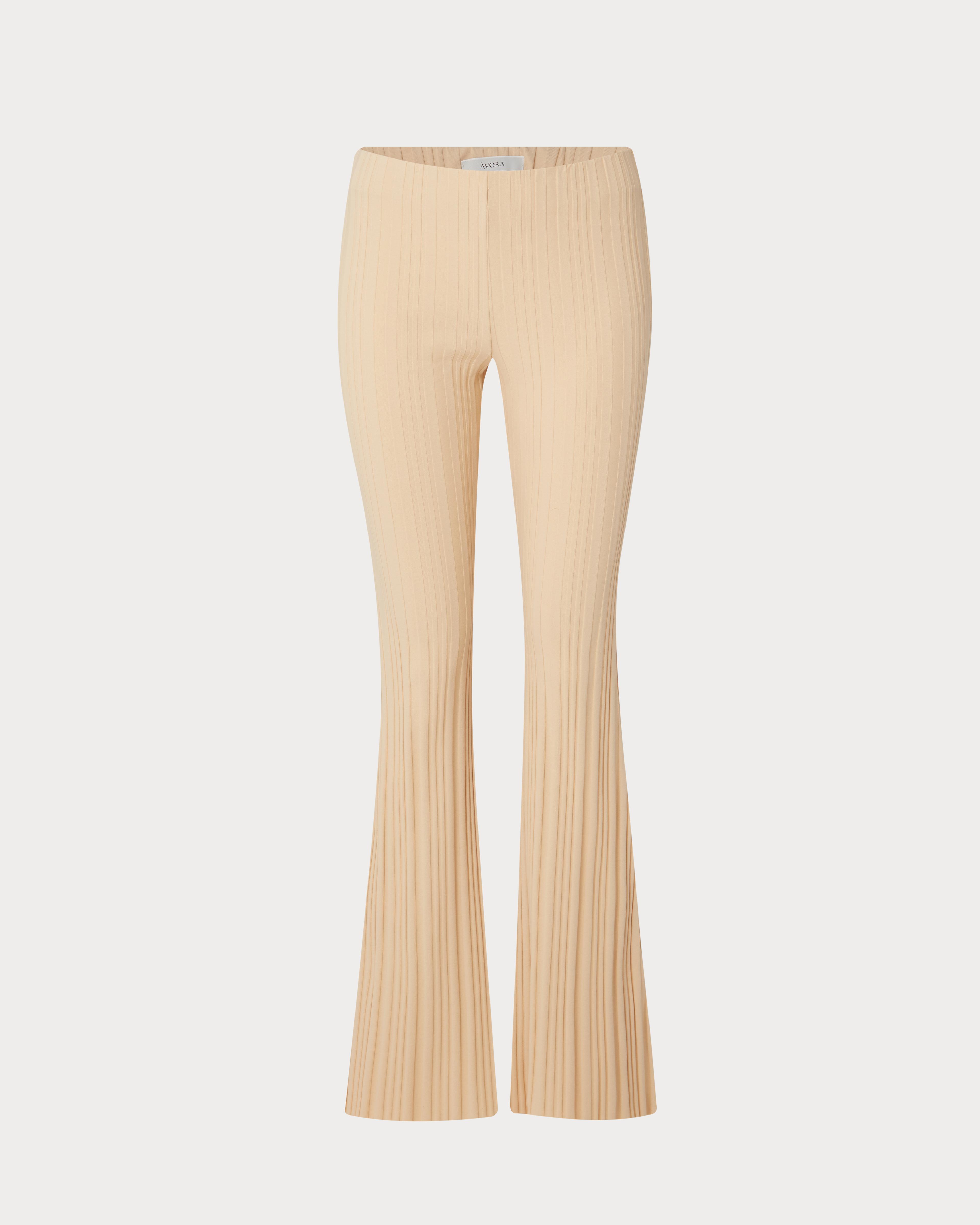 https://a.storyblok.com/f/199965/4000x5000/65c2e7c834/bella-pants-beige.jpg